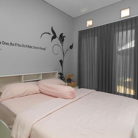Villa Palm Springs By Reqhome Ciater Hilir Εξωτερικό φωτογραφία